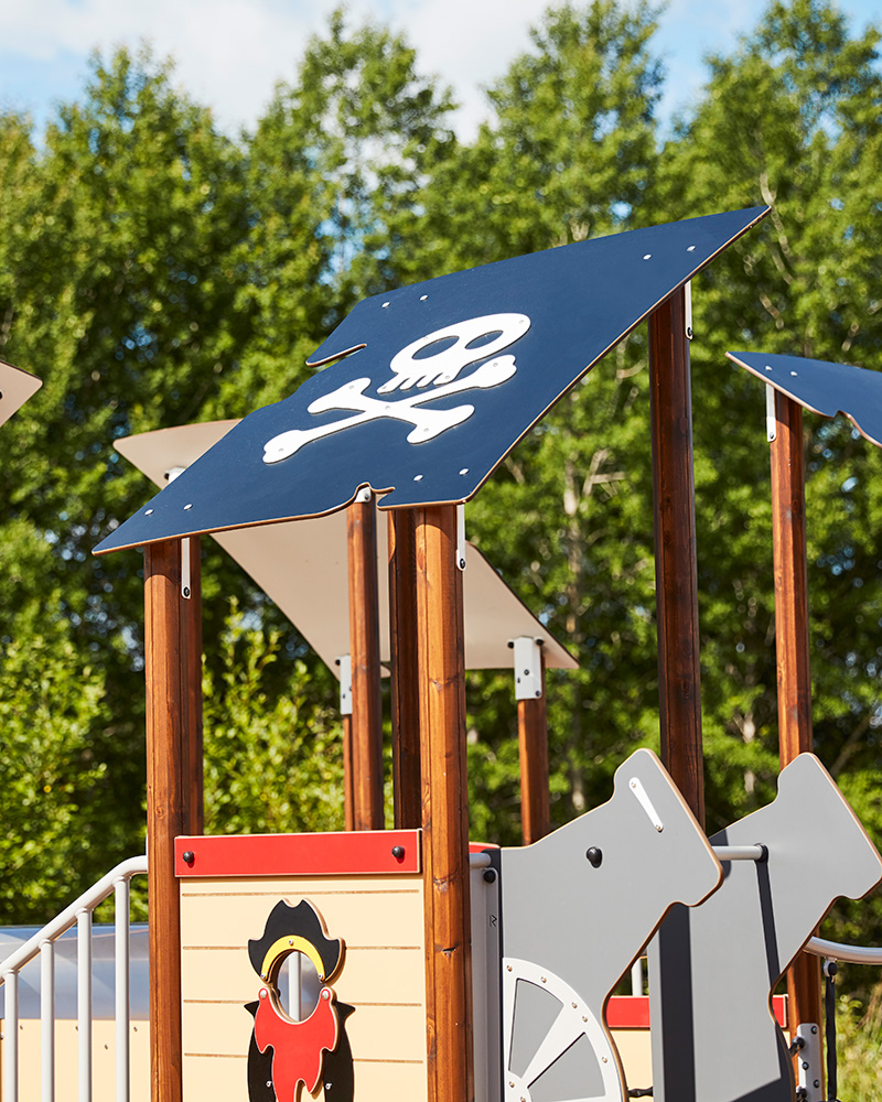 Bild eines Paneeldaches mit Piratenthematik für einen Spielplatz.